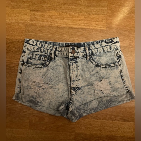 Forever 21 Cuffed Jean Shorts Size 29 Daisy Dukes/ Short Shorts Acid Wash - Picture 3 of 9